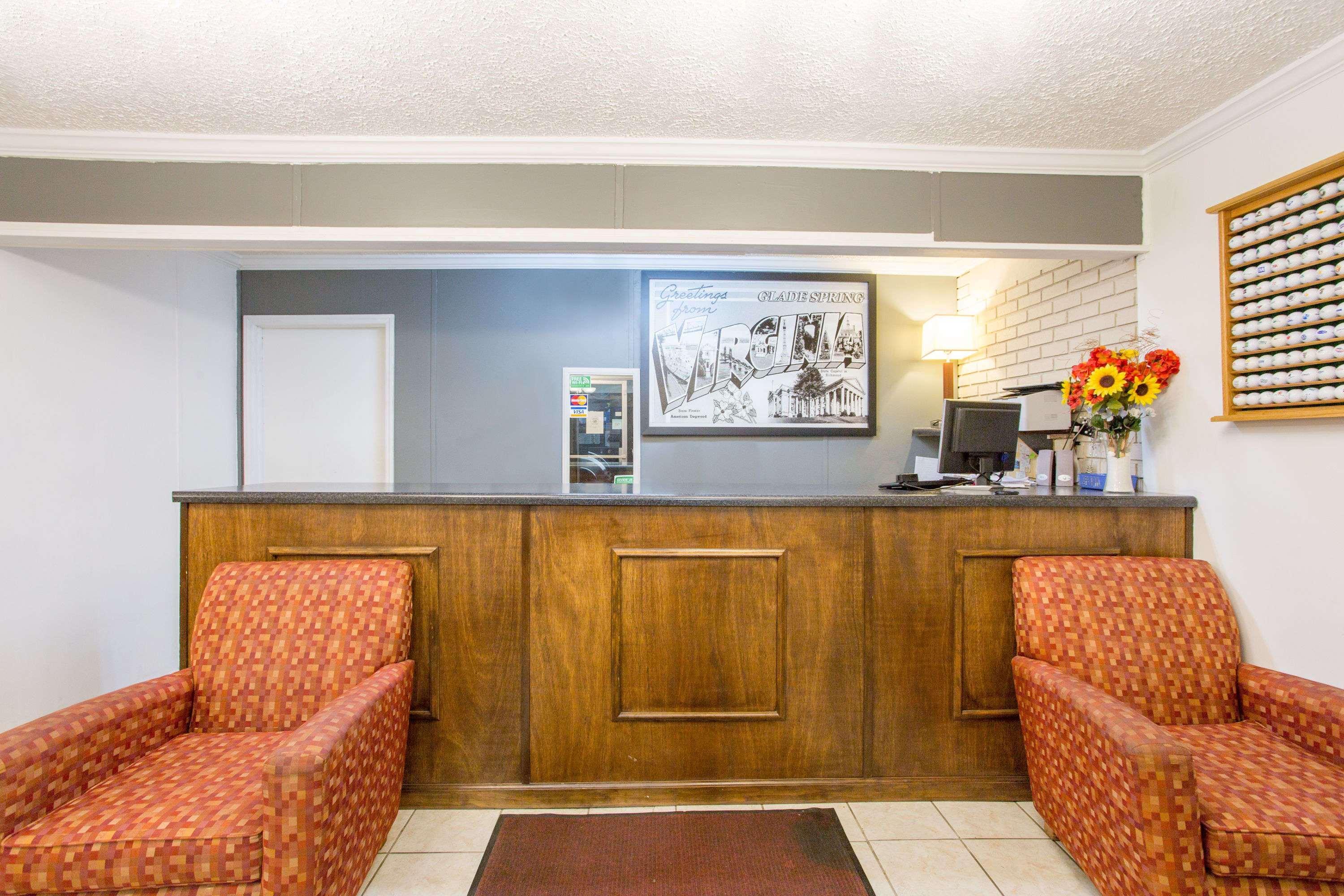 Knights Inn Glade Spring Exterior photo